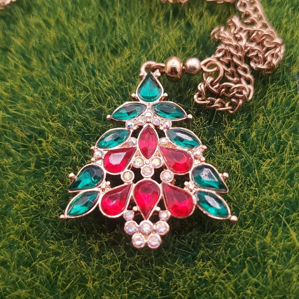 Elegant Gold Tone Swarovski Crysyals Necklace with‎ Red and Green  24 Inch N3831